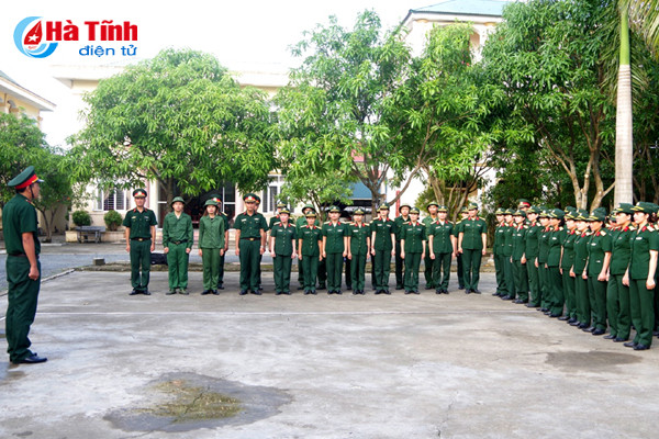 photo xem nhung bong hong quan doi ha tinh di dieu lenh mang sung tieu lien ak
