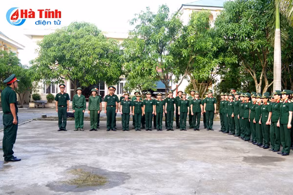 photo xem nhung bong hong quan doi ha tinh di dieu lenh mang sung tieu lien ak