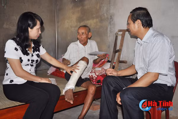 lanh dao trung uong doan hoi nong dan vn tham hoi trao qua nguoi dan vung bao