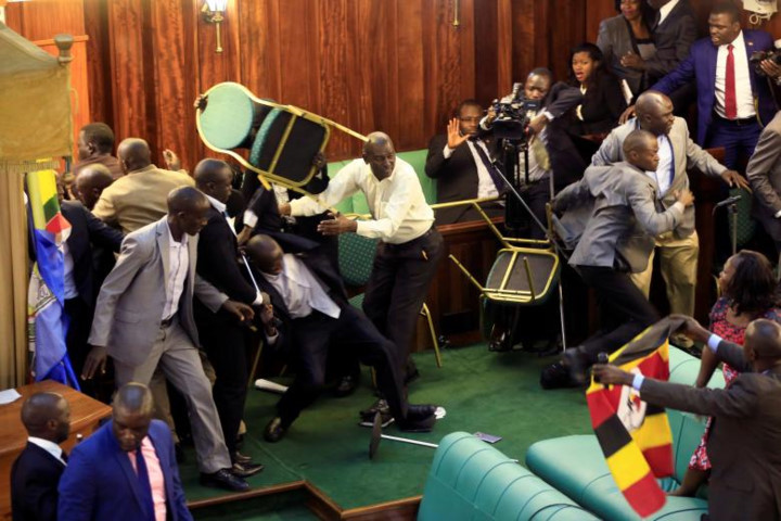photo nghi si uganda tum toc xe ao vac ghe danh nhau giua quoc hoi