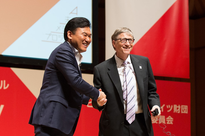 Hiroshi Mikitani Ông là tỷ phú giàu thứ 4 nước Nhật với tổng giá trị tài sản là 6,8 tỷ USD. Hiroshi tốt nghiệp Đại học Hitotsubashi danh tiếng và sau đó tiếp tục học cao học tại Đại học Havard vào năm 1993. Ông là người sáng lập và hiện là CEO của tập đoàn bán lẻ Rakuten. Ngoài lĩnh vực bán lẻ, Rakuten mua lại app nhắn tin Viber và đầu tư vào ứng dụng vận tải Lyft, trở thành đối thủ đáng gờm của cả Facebook và Uber. nhung nguoi giau nhat nhat ban