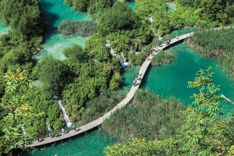 Vườn quốc gia khu hồ Plitvice, Croatia: Nằm sâu trong khu vực dãy núi nguyên sơ Dinaric của trung tâm Croatia, nước và đá là hai thành phần đã tạo nên “vùng đất của những hồ nước rơi” lung linh huyền ảo, hay còn được biết đến với cái tên vườn quốc gia Plitvice. Mỗi năm, địa danh này thu hút hơn một triệu khách du lịch từ khắp nơi trên thế giới. nhung diem den dep nhu thien duong ha gioi