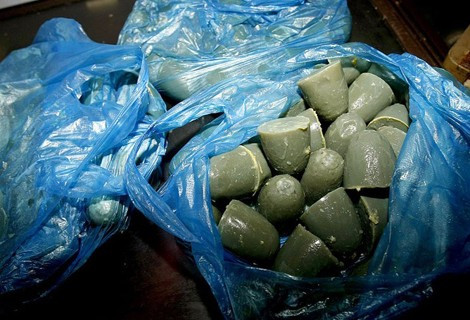 Bên cạnh món vịt lộn kinh hoàng, xưởng này còn cung cấp trứng gà làm từ trứng thối, trứng cũ. Nguyên liệu làm trứng gà sau khi đổ khuôn có màu xám tro.