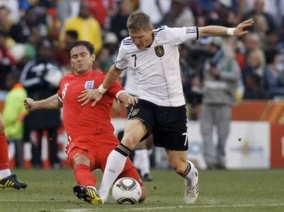 Thủ thành Iker Casillas (Tây Ban Nha), nhận được 41 % phiếu bầu. Khác với trận ra quân thua Thụy Sỹ, sáu trận còn lại trên con đường đưa Tây Ban nha lên ngôi vương, Casillas chơi tuyệt hay. Anh đã cản phá thành công một quả phạt đền trong trận tứ kết với Paraguay, trước khi hai lần chiến thắng Arjen Robben trong thế đối mặt ở trận chung kết. Hậu vệ phải Sergio Ramos (Tây Ban Nha). Không chỉ hoàn thành tốt khâu phòng ngự, ngôi sao đang khoác áo Real Madrid còn rất mạnh trong những tình huống băng lên. Nếu may mắn hơn anh ít ra đã có một bàn thắng trong trận chung kết. Ramos nhận được trên 30 % phiếu bầu. Trung vệ Carles Puyol (Tây Ban Nha). Cái tuổi 32 có vẻ như không thể làm suy giảm khả năng phán đoán tình huống và đánh phá của Puoyl. Thậm chí kinh nghiệm còn là thứ vũ khí đặc biệt lợi hại giúp anh thành công trong nhiều tình huống tranh chấp nhạy cảm. Puyol còn là tác giả của bàn thắng duy nhất đem lại chiến thắng 1-0 trước Đức ở bán kết. Trung vệ Lucio (Brazil). Đội tuyển vàng-xanh chỉ đi đến tứ kết nhưng không phải tất cả cầu thủ của họ đều chơi dở - điển hình là Lucio. Trên 31 % độc giả của FIFA đồng tình với quan điểm này khi bầu chọn cho trung vệ đang chơi cho Inter. Hậu vệ trái Phillip Lahm (Đức). Anh là cầu thủ duy nhất còn sót lại trong đội hình tiêu biểu của World Cup 2006. Khi đó anh đã chơi tuyệt hay bên hành lang trái, còn năm nay dù chuyển sang vị trí đối diện ngôi sao của Bayern Munich vẫn hoàn thành xuất sắc nhiệm vụ. Lahm nhận được gần 44 %. Tiền vệ Wesley Sneijder (Hà Lan). Với năm bàn thắng và một lối chơi có tầm ảnh hưởng đến toàn đội, Sneijder thực sự là ông chủ ở tuyến giữa của đội á quân. Số phiếu bầu của anh (trên 60 %) chỉ đứng thứ hai sau David Villa. Tiền vệ Xavi (Tây Ban Nha). Di chuyển nhiều nhất (80,2 km), tung ra nhiều đường chuyền nhất (669) và đạt tỷ lệ thành công cao nhất (81 %), từng đó là quá đủ để nói về vai trò của Xavi trong lối chơi kỹ thuật một chạm đặc trưng của Tây Ban Nha. Tiền vệ Bastian Schweisteiger (Đức). Anh gần như là "người không phổi" của Đức tại giải năm nay, với phạm vi hoạt động rộng gồm cả công lẫn thủ. Tiền vệ Andres Iniesta (đen, Tây Ban Nha). Tương tự như ở Barca, nhắc đến Xavi thì không thể bỏ qua Iniesta. Và điểm nhấn lớn nhất của anh chính là cú dứt điểm hoàn hảo tung lưới Hà Lan ở hiệp phụ thứ hai trận chung kết. Tiền đạo Diego Forlan (Urguguay). Dù bất ngờ nhưng không phải vô mà Forlan được FIFA bình chọn là Cầu thủ xuất sắc của World Cup 2010. Bên cạnh 5 bàn thắng, anh còn là tác giả của nhiều đường chuyền thành bàn và nguồn cảm hứng dạt dào đưa Uruguay vào đến bán kết. Tiền đạo David Villa (Tây Ban Nha). Puyol đã đưa Tây Ban Nha vào chung kết, Iniesta là người giúp Tây Ban Nha lên đỉnh vinh quang nhưng những điều đó sẽ không thể xảy ra nếu thiếu Villa. Anh là người vực dậy hy vọng bằng hai bàn thắng trong trận gặp Honduras, ghi bàn mở tỷ số trong trận cuối cùng vòng bảng gặp Chile. Anh sau đó đưa Tây Ban Nha vượt qua Bồ Đào Nha ở vòng 16 bằng pha làm bàn duy nhất, và điều tương tự diễn ra tại vòng tứ kết khi gặp Paraguay. HLV Vicente Del Bosque (Tây Ban Nha). Nhiều ý kiến cho rằng Del Bosque may mắn có một dàn cầu thủ đồng đều và kiệt xuất, nhưng điều đó không có nghĩa là chức vô địch của Tây Ban Nha không có dấu ấn của ông. Việc Del Bosque mạnh dạn dẹp bỏ công thân Fernando Torres để nhường chỗ cho một Pedro trẻ trung ở bán kết với Đức là một minh chứng.