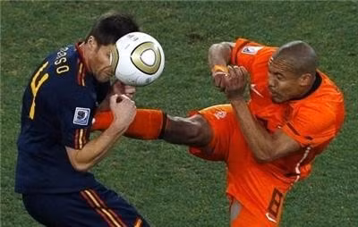 Cú đạp ngực của Nigel De Jong với Xabi Alonso