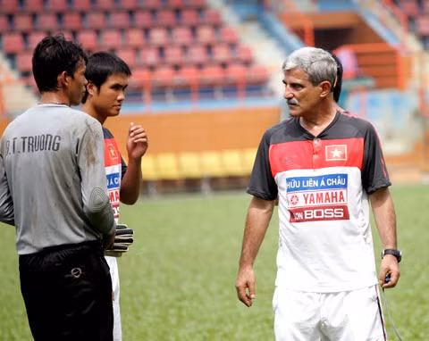 HLV Calisto tỏ vẻ khó chịu với việc đến muộn của thủ môn số một Tấn Trường. Ảnh: An Nhơn.