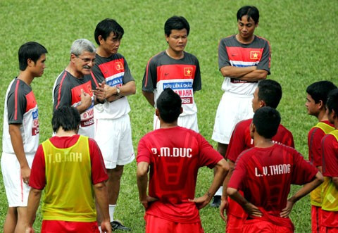 HLV Calisto chưa hài lòng lắm với các bài tập của đội tuyển U23 Việt Nam. Ảnh: An Nhơn. HLV Calisto chưa hài lòng lắm với các bài tập của đội tuyển U23 Việt Nam. Ảnh: An Nhơn.