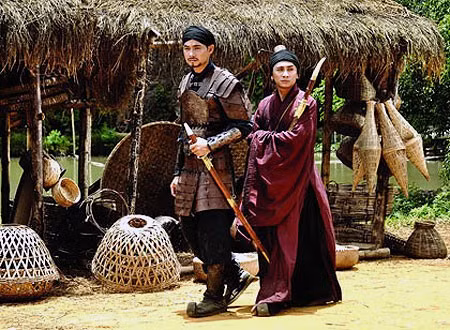 Lý Công Uẩn (Quách Ngọc Ngoan) khi còn là tướng dưới trướng vua Lê Long Đĩnh (Vũ Đình Toàn đóng).