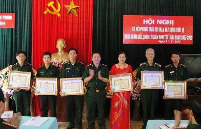 Các tập thể và cá nhân có thành tích trong việc nuôi quân nhận giấy khen của BCH Các tập thể và cá nhân có thành tích trong việc nuôi quân nhận giấy khen của BCH