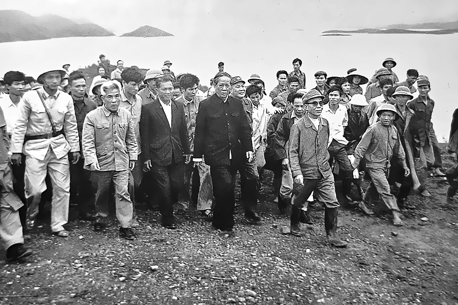 tong-bi-thu-le-duan-tham-ho-ke-go-22-4-1979.jpg