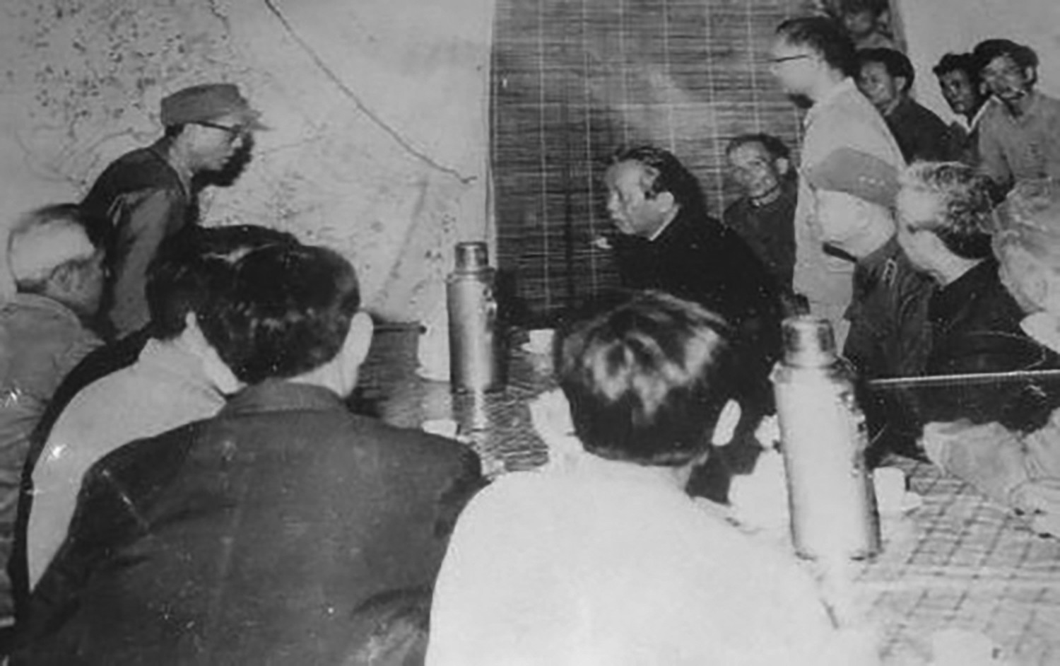 tong-bi-thu-le-duan-cung-lanh-dao-tinh-nghe-tinh-hop-ban-ve-cong-trinh-dai-thuy-nong-ho-ke-go.jpg