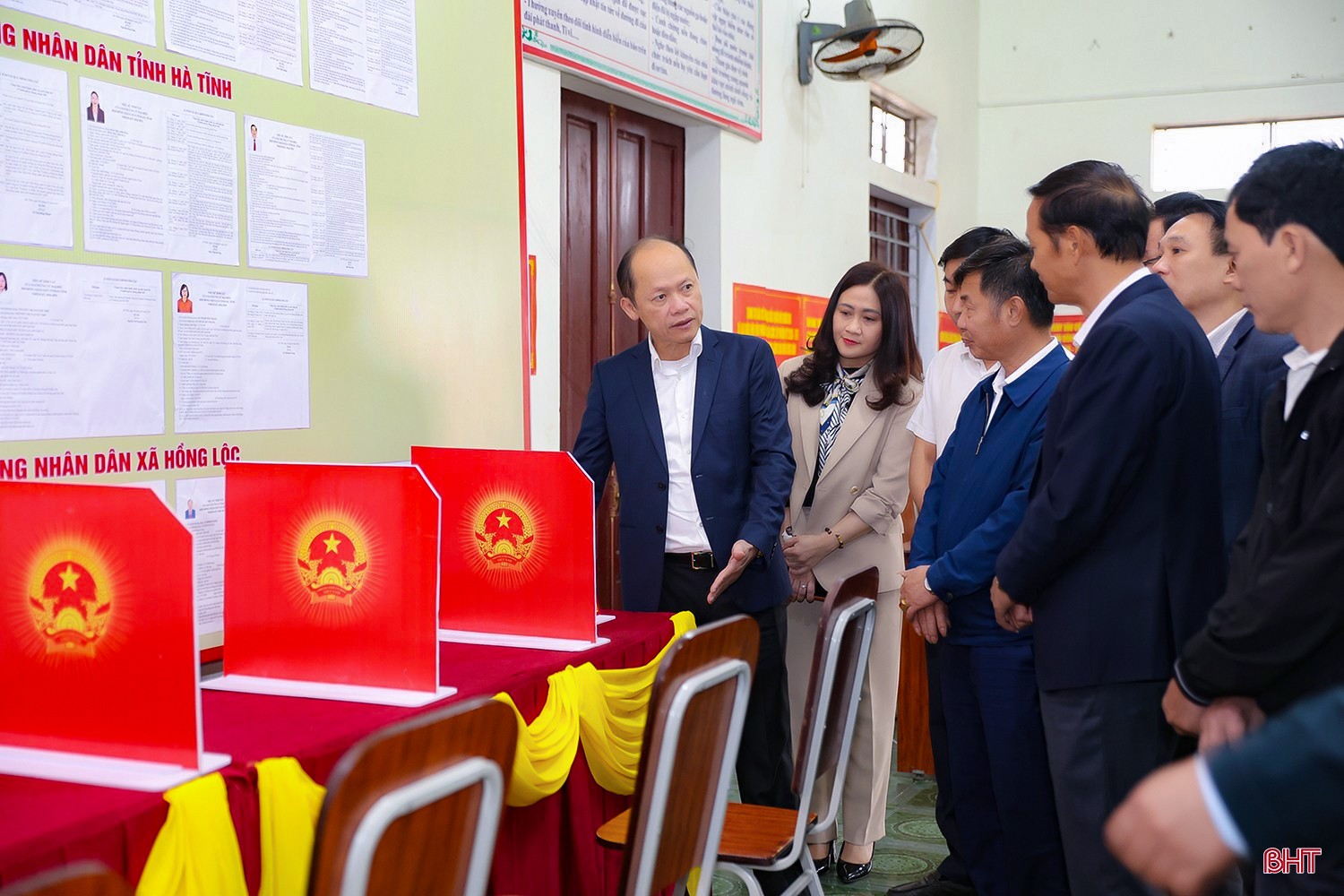 dong-chi-nguyen-hong-linh-pho-bi-thu-thuong-truc-tinh-uy-chu-tich-hdnd-tinh-chu-tich-uy-ban-bau-cu-tinh-trao-doi-mot-so-noi-dung-tai-khu-vuc-bo-phieu-so-1-thon-kim-tan-xa-hong-loc-8275.jpg
