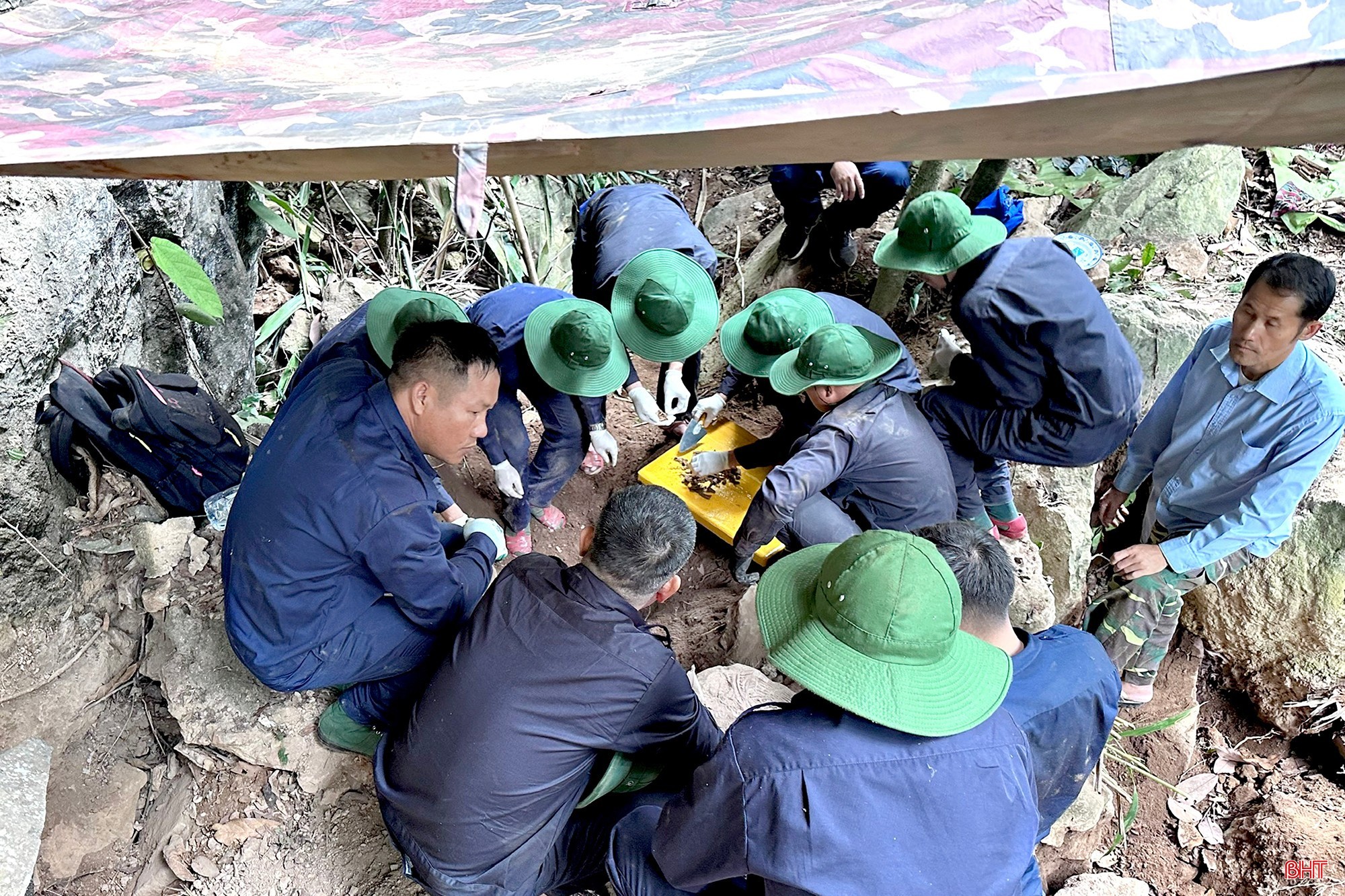 dt-doi-quy-tap-o-lao.jpg