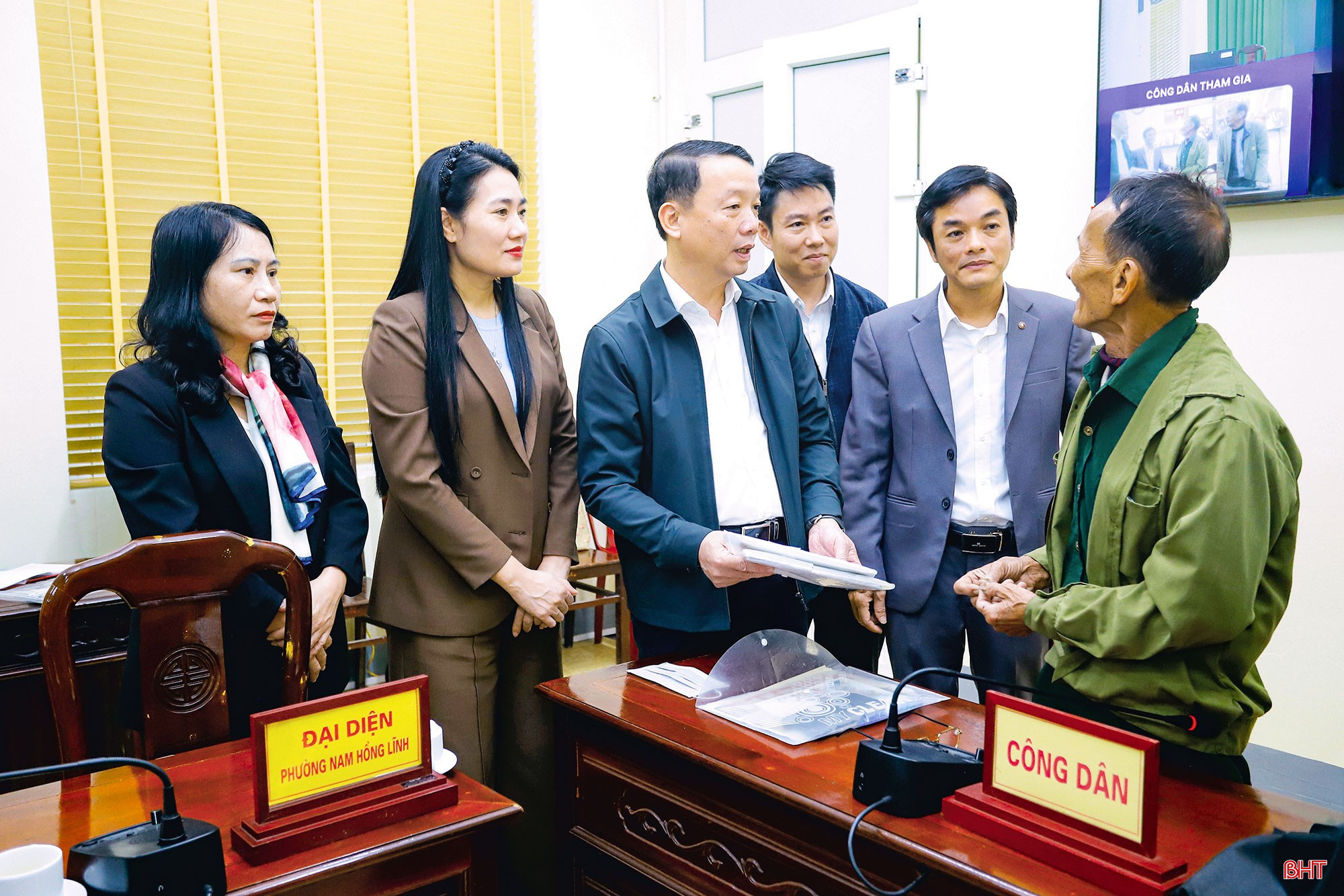 bqbht_br_t8-chu-tich-ubnd-tinh-phan-thien-dinh-tiep-cong-dan-dinh-ky-thang-12.jpg