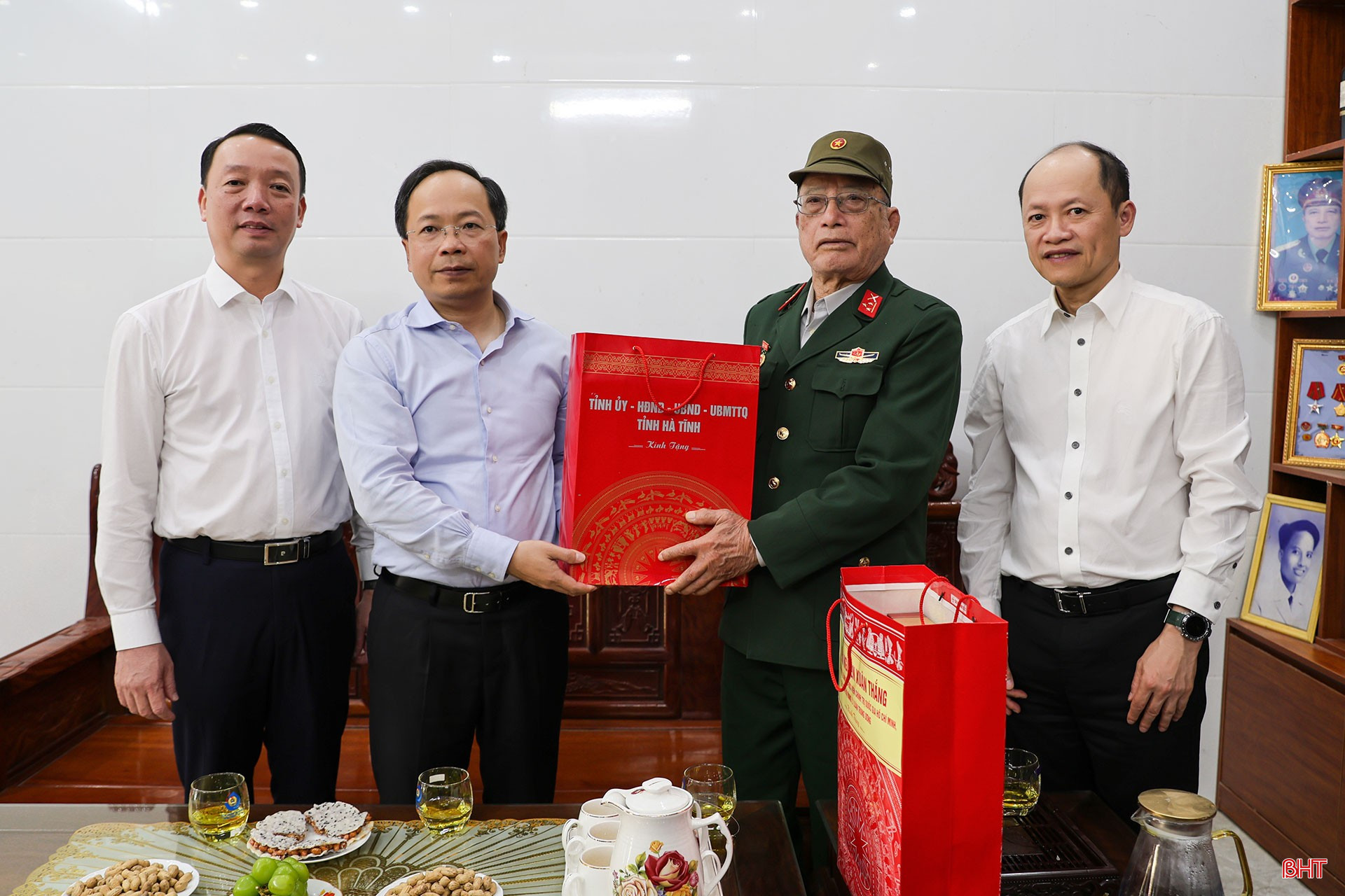 bqbht_br_cac-dc-lanh-dao-tinh-tang-qua-tham-hoi-gia-dinh-ong-tran-viet-quy-thuong-binh-hang-4-4-tru-tai-thon-hoa-an-xa-tien-dien.jpg