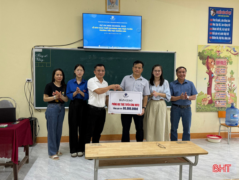 Đại diện WiFEC bàn giao phòng học trực tuyến cho Trường Tiểu học Hương Lâm, xã Hương Xuân bqbht_br_th-huong-lam.jpg