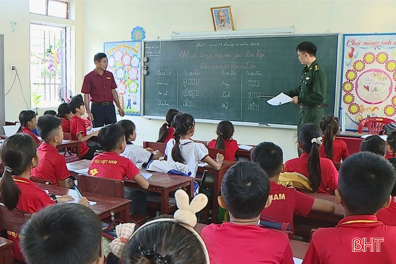Chiến sĩ Đồn Biên phòng Phú Gia phối hợp với giáo viên Trường Tiểu học Phú Gia dạy tiếng Lào cho học sinh tại điểm trường thôn Phú Lâm, xã Hương Khê. bqbht_br_bien-phong-ok.jpg