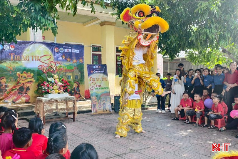 Các em nhỏ bản Phú Lâm hào hứng với màn múa lân. bqbht_br_4.jpg