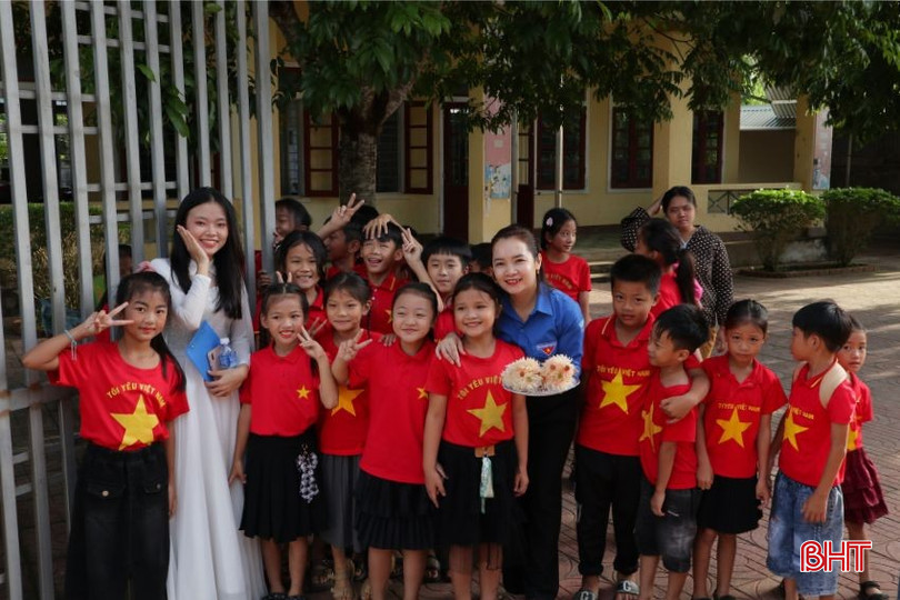 Các em học sinh bản Phú Lâm chào đón những "vị khách đặc biệt" bqbht_br_2.jpg