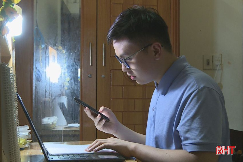 Bị mất thị lực hoàn toàn nhưng Nam Khánh luôn nỗ lực tận dụng công nghệ để vượt qua khó khăn của bản thân, hỗ trợ hiệu quả cho việc học tập và cuộc sống. bqbht_br_khanh-2.jpg