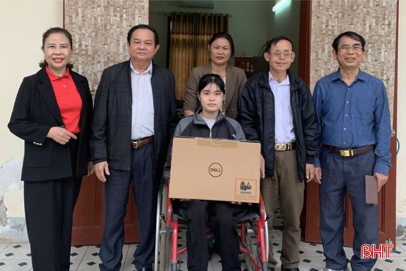 Em Ngô Thị Thùy Linh là 1 trong 4 sinh viên được Hội Bảo trợ người khuyết tật và trẻ mồ côi Hà Tĩnh trao học bổng cho người khuyết tật sử dụng xe lăn tỉnh Hà Tĩnh trong năm nay. bqbht_br_linh-ok.jpg