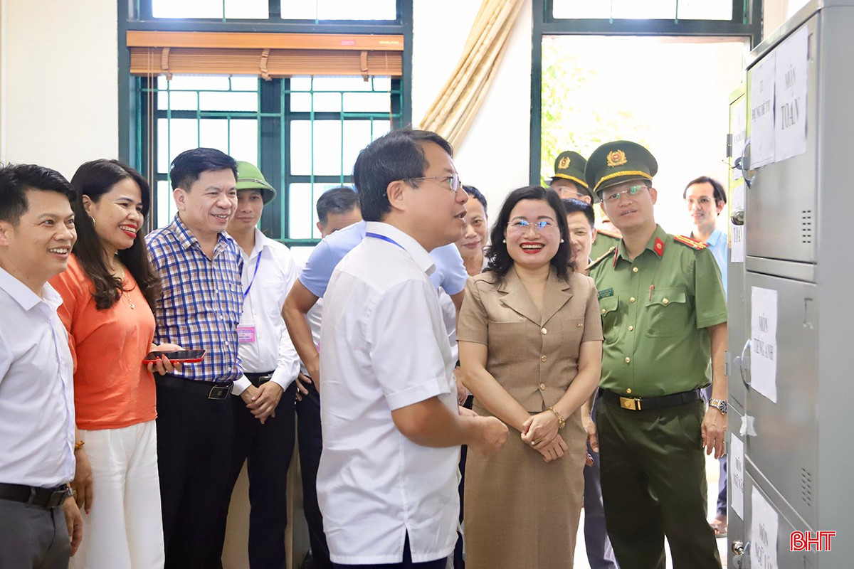 អនុប្រធានគណៈកម្មាធិការប្រជាជនខេត្ត Duong Tat Thang និងគណៈប្រតិភូបានត្រួតពិនិត្យការងារត្រៀមរៀបចំនៅការដ្ឋានប្រឡងនៅអនុវិទ្យាល័យ Le Van Thiem (ទីក្រុង Ha Tinh)។ bqbht_br_img-3458-copy.jpg