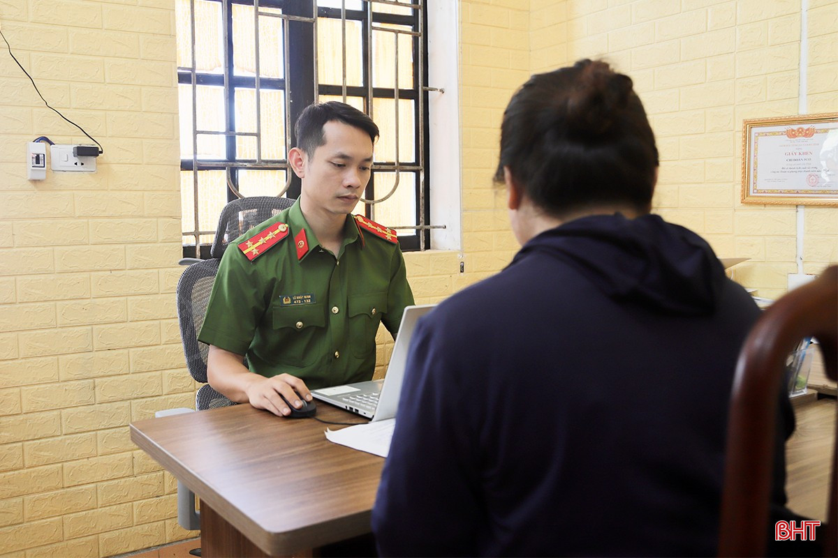 Cán bộ Phòng Cảnh sát Kinh tế làm việc với cơ sở vi phạm. bqbht_br_img-3323-copy.jpg