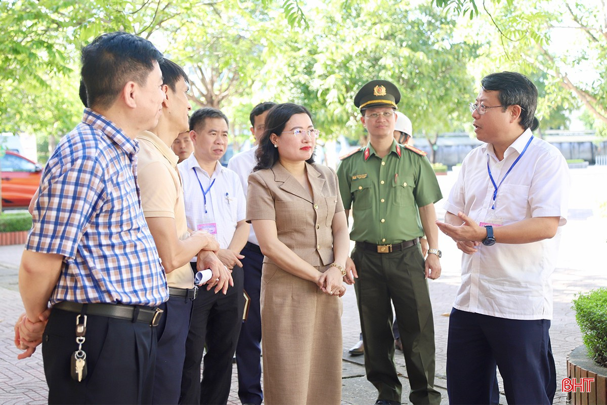 អនុប្រធានគណៈកម្មាធិការប្រជាជនខេត្ត លោក Duong Tat Thang បានវាយតម្លៃខ្ពស់ចំពោះការខិតខំប្រឹងប្រែងរបស់គណៈកម្មាធិការដឹកនាំ និងក្រុមប្រឹក្សាប្រឡងក្នុងការរៀបចំលក្ខខណ្ឌយ៉ាងយកចិត្តទុកដាក់។ bqbht_br_img-3482-copy.jpg