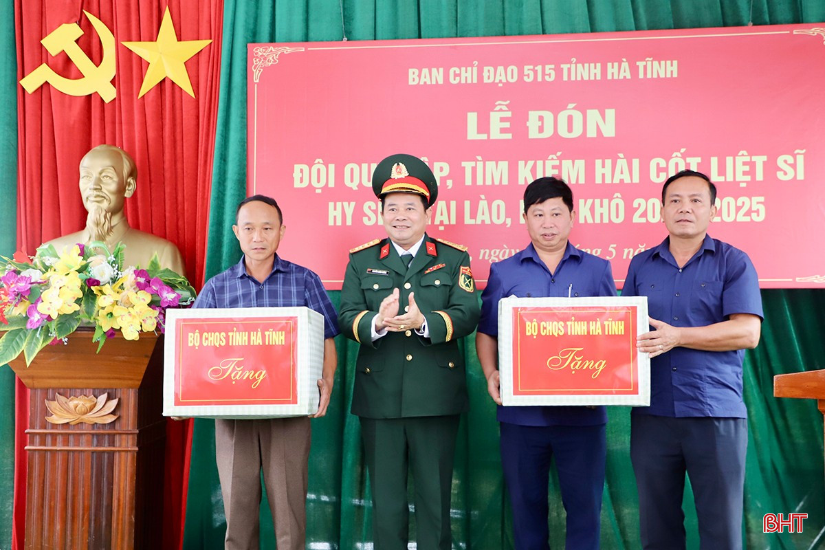 ... và Đại tá Nguyễn Xuân Thắng - Chỉ huy trưởng Bộ CHQS tỉnh tặng quà cho Đội Quy tập. bqbht_br_img-9362-copy.jpg