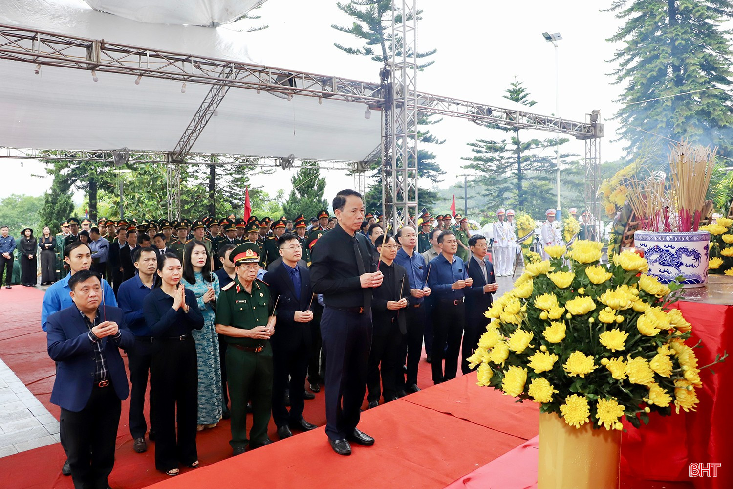 ...đại diện lãnh đạo các sở, ban, ngành cấp tỉnh...