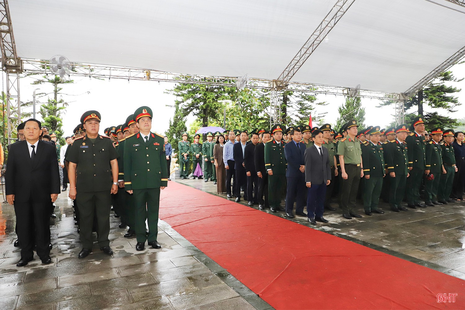 Các đại biểu tham dự buổi lễ.