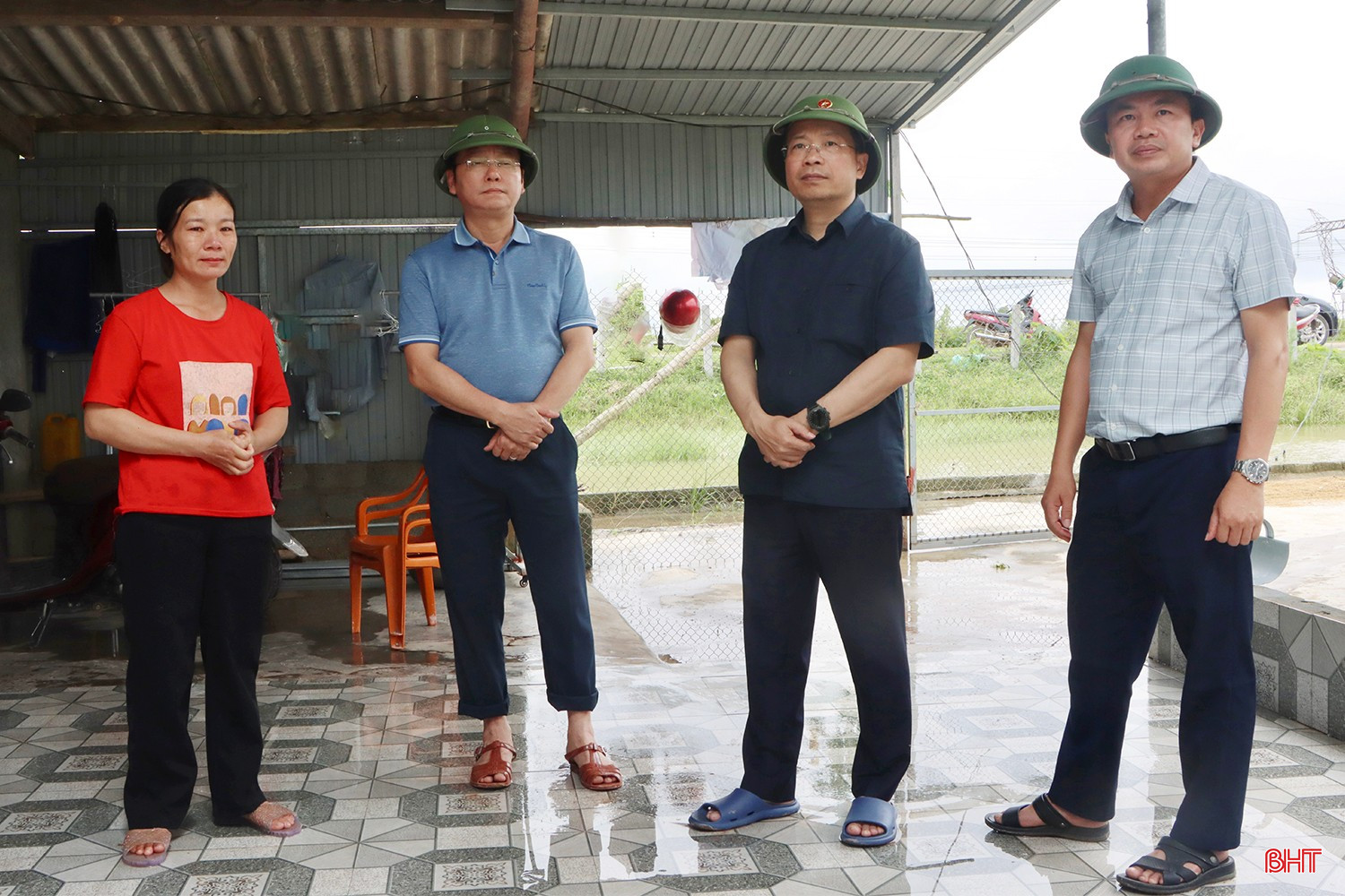 Bí thư Tỉnh ủy Nguyễn Duy Lâm động viên hộ chị Trần thị Hương (thôn Xuân Lâu, xã Cẩm Thạch) bị thiệt hại 3 tấn lúa, 1 tấn cá và hơn 2 tấn thức ăn chăn nuôi. bqbht_br_iu.jpg