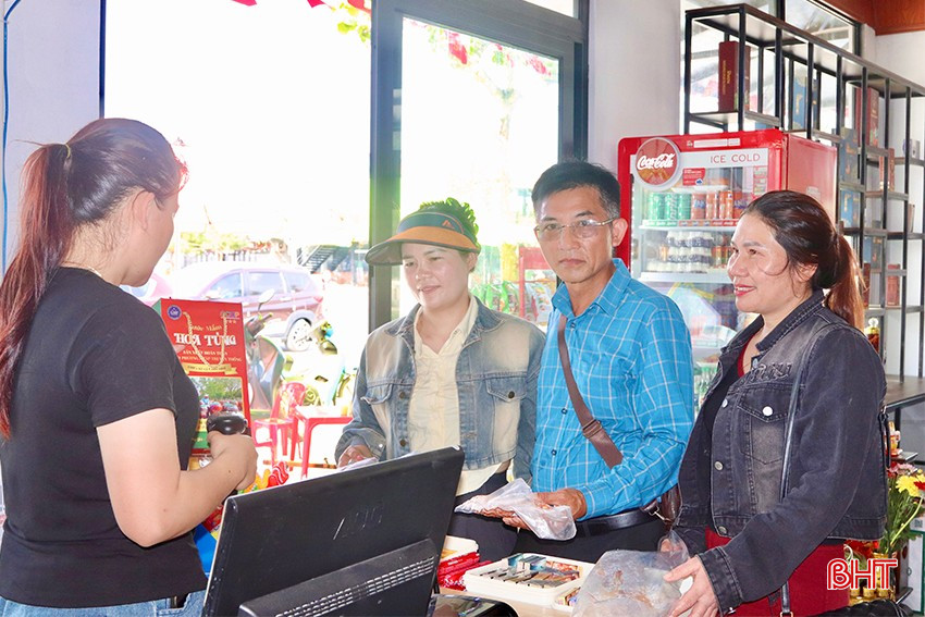 Anh Trần Văn Đức - chủ cửa hàng OCOP tại khu du lịch Thiên Cầm chia sẻ: "Dịp lễ 30/4 - 1/5, bình quân mỗi ngày chúng tôi đón tiếp và phục vụ hơn 200 lượt khách đến mua sắm, nhờ đó doanh thu bứt phá, đạt hơn 30 triệu đồng/ngày. Đây thực sự là một thành quả đáng mừng, tiếp thêm động lực cho chúng tôi và cả những người nông dân, ngư dân, các nhà sản xuất đã tạo ra các sản phẩm chất lượng này". Anh Trần Văn Đức - chủ cửa hàng OCOP tại khu du lịch Thiên Cầm chia sẻ: "Dịp lễ 30/4 - 1/5, bình quân mỗi ngày chúng tôi đón tiếp và phục vụ hơn 200 lượt khách đến mua sắm, nhờ đó doanh thu bứt phá, đạt hơn 30 triệu đồng/ngày. Đây thực sự là một thành quả đáng mừng, tiếp thêm động lực cho chúng tôi và cả những người nông dân, ngư dân, các nhà sản xuất đã tạo ra các sản phẩm chất lượng này".
