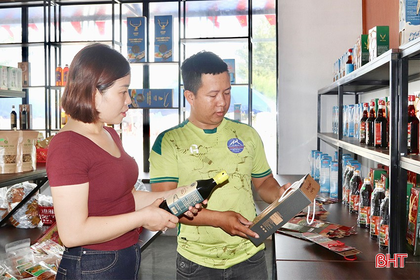 Những ngày qua, không khí mua sắm tại cửa hàng OCOP nằm trong khuôn viên khu du lịch Thiên Cầm (Cẩm Xuyên) cũng trở nên sôi động, nhộn nhịp hơn ngày thường khi du khách ghé tham quan và lựa chọn mua những sản phẩm đặc trưng của Hà Tĩnh. Những ngày qua, không khí mua sắm tại cửa hàng OCOP nằm trong khuôn viên khu du lịch Thiên Cầm (Cẩm Xuyên) cũng trở nên sôi động, nhộn nhịp hơn ngày thường khi du khách ghé tham quan và lựa chọn mua những sản phẩm đặc trưng của Hà Tĩnh.