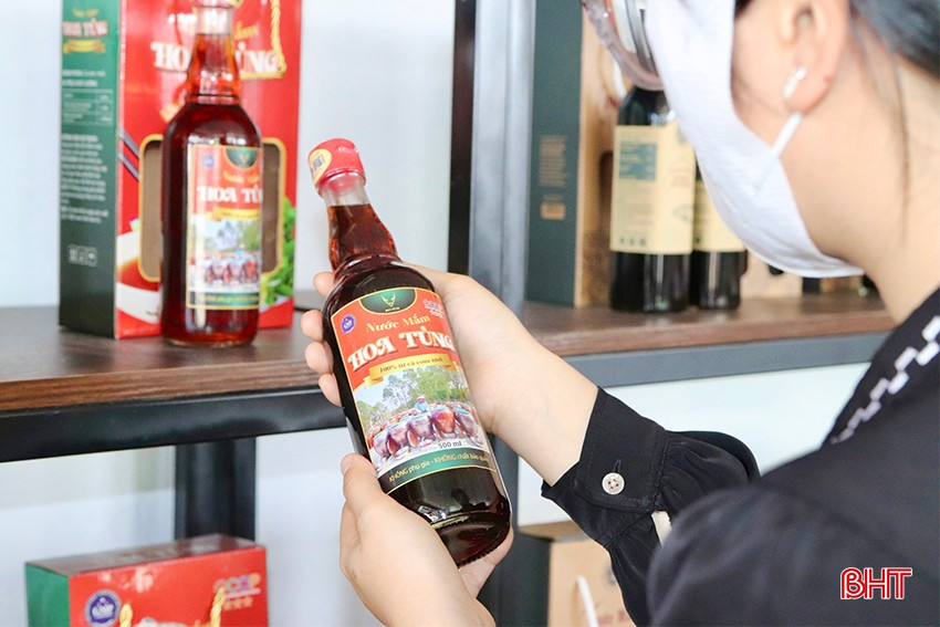 Những kệ hàng đầy ắp các loại đặc sản hấp dẫn như: nước mắm, cá thu, mực một nắng, tôm nõn, rượu nhung hươu... luôn thu hút khách tìm hiểu, mua sắm. Những kệ hàng đầy ắp các loại đặc sản hấp dẫn như: nước mắm, cá thu, mực một nắng, tôm nõn, rượu nhung hươu... luôn thu hút khách tìm hiểu, mua sắm.
