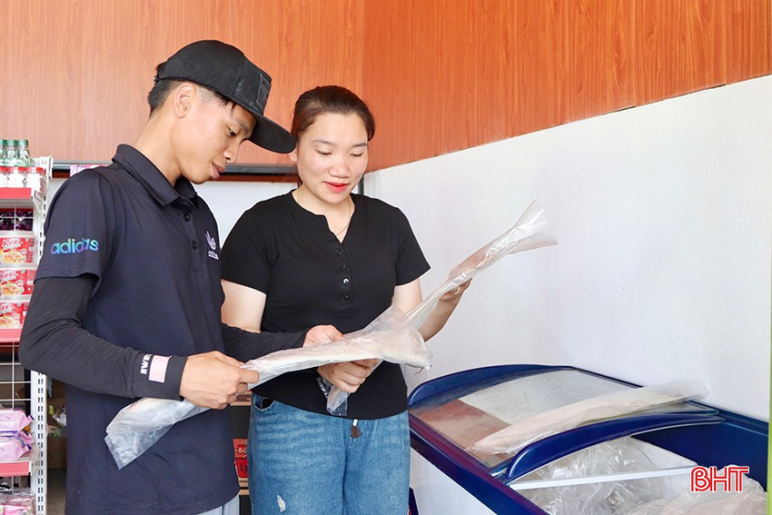 Anh Nguyễn Văn Minh (du khách đến từ Hà Nội) chia sẻ: “Sản phẩm OCOP của Hà Tĩnh rất đa dạng và chất lượng tươi ngon, tôi đã mua về thưởng thức nhiều lần. Dịp nghỉ lễ này, gia đình tôi đã chọn mua 5 lít nước mắm nguyên chất, một ít cá thu và mực một nắng. Đây đều là những sản vật của địa phương, ăn một lần là nhớ mãi”. Anh Nguyễn Văn Minh (du khách đến từ Hà Nội) chia sẻ: “Sản phẩm OCOP của Hà Tĩnh rất đa dạng và chất lượng tươi ngon, tôi đã mua về thưởng thức nhiều lần. Dịp nghỉ lễ này, gia đình tôi đã chọn mua 5 lít nước mắm nguyên chất, một ít cá thu và mực một nắng. Đây đều là những sản vật của địa phương, ăn một lần là nhớ mãi”.