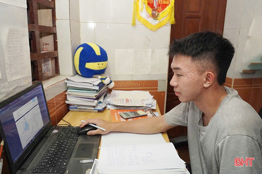 Việc ôn luyện thêm ở nhà sẽ giúp em Trần Trọng Hùng - học sinh lớp 12A1, Trường THPT Nghi Xuân tự tin hơn khi bước vào phòng thi. bqbht_br_91d75509c3ec71b228fd-copy.jpg