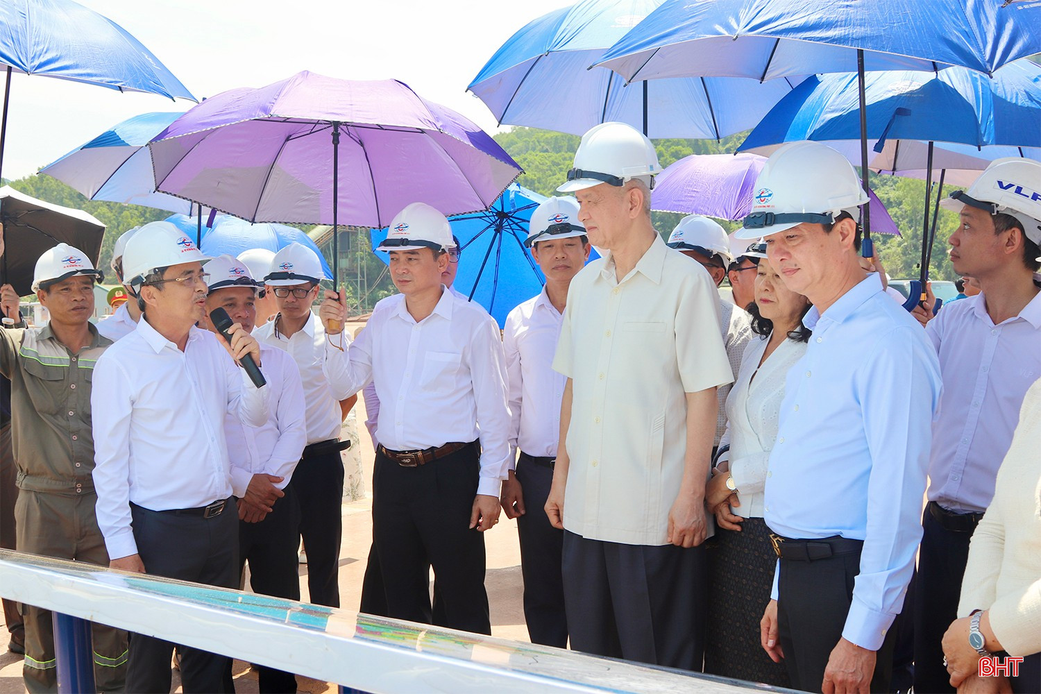 Đồng chí Anouphap Tounalom và đoàn tham quan Công ty CP Cảng quốc tế Lào - Việt. bqbht_br_img-6424-copy.jpg