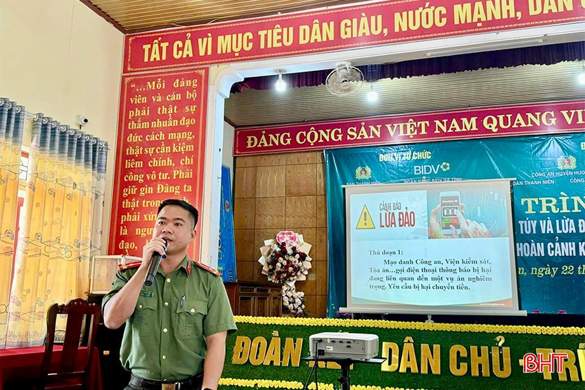 Việc trang bị kiến thức giúp cán bộ, người dân nâng cao cảnh giác tội phạm trên không gian mạng được cán bộ Phòng An ninh mạng và phòng, chống tội phạm sử dụng công nghệ cao chú trọng. bqbht_br_img-9437-copy.jpg
