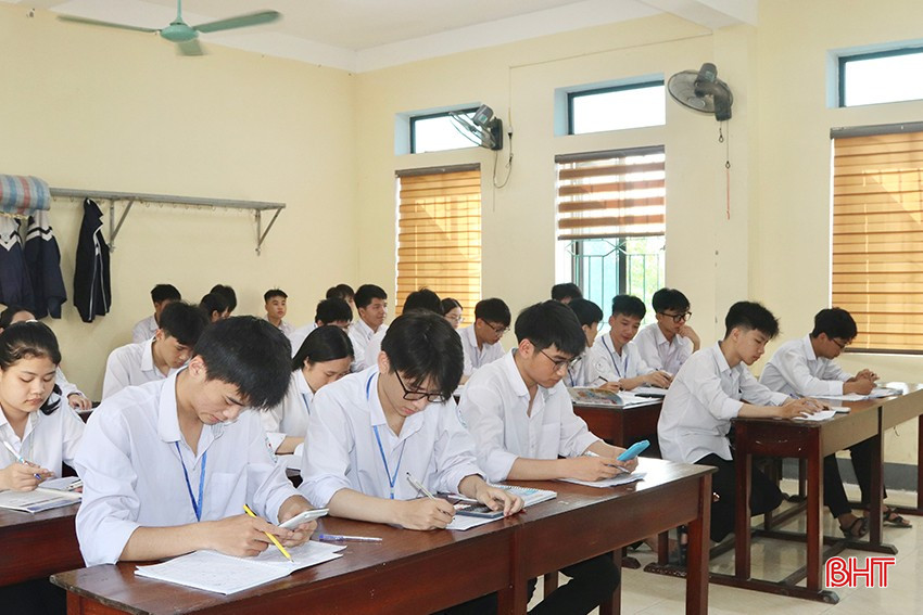 Học sinh lớp 12 ở Hà Tĩnh đang tập trung cao độ cho việc ôn luyện, sẵn sàng cho Kỳ thi tốt nghiệp THPT năm 2025 sắp tới. bqbht_br_img-5463-2-copy.jpg