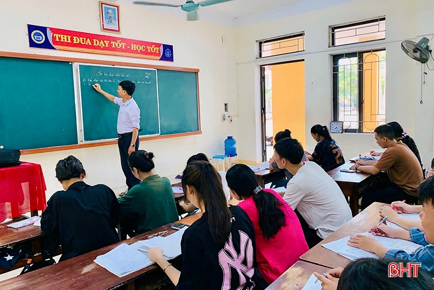 Thầy và trò Trường THPT Cù Huy Cận (Vũ Quang) nỗ lực bổ sung kiến thức cho chặng nước rút. bqbht_br_img-9385-copy.jpg