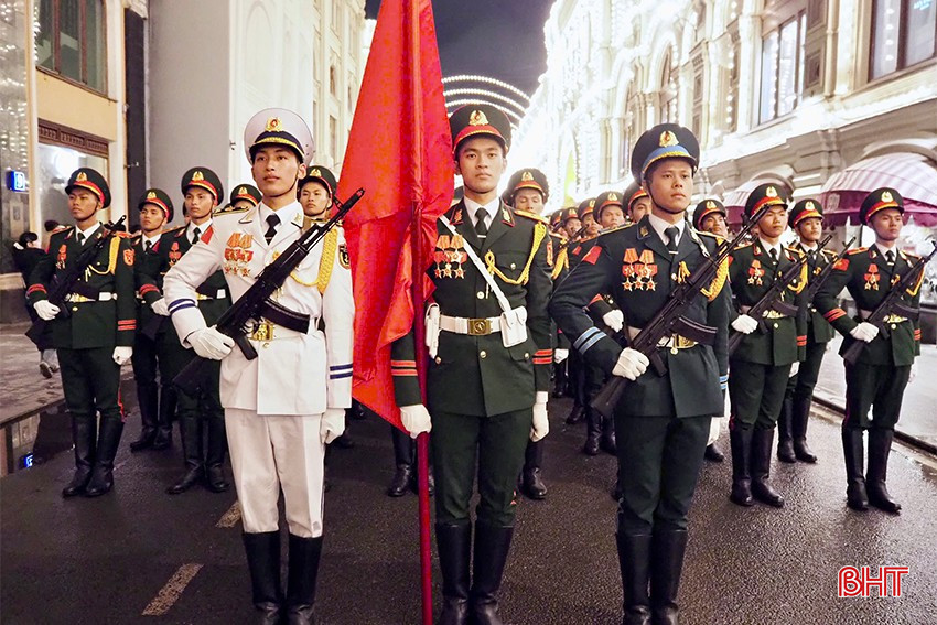 Nguyễn Văn Dũng (SN 2004, quê thị trấn Vũ Quang, mặc quân phục trắng) tự hào khi được tham gia duyệt binh tại Quảng trường Đỏ. bqbht_br_img-9373-copy.jpg