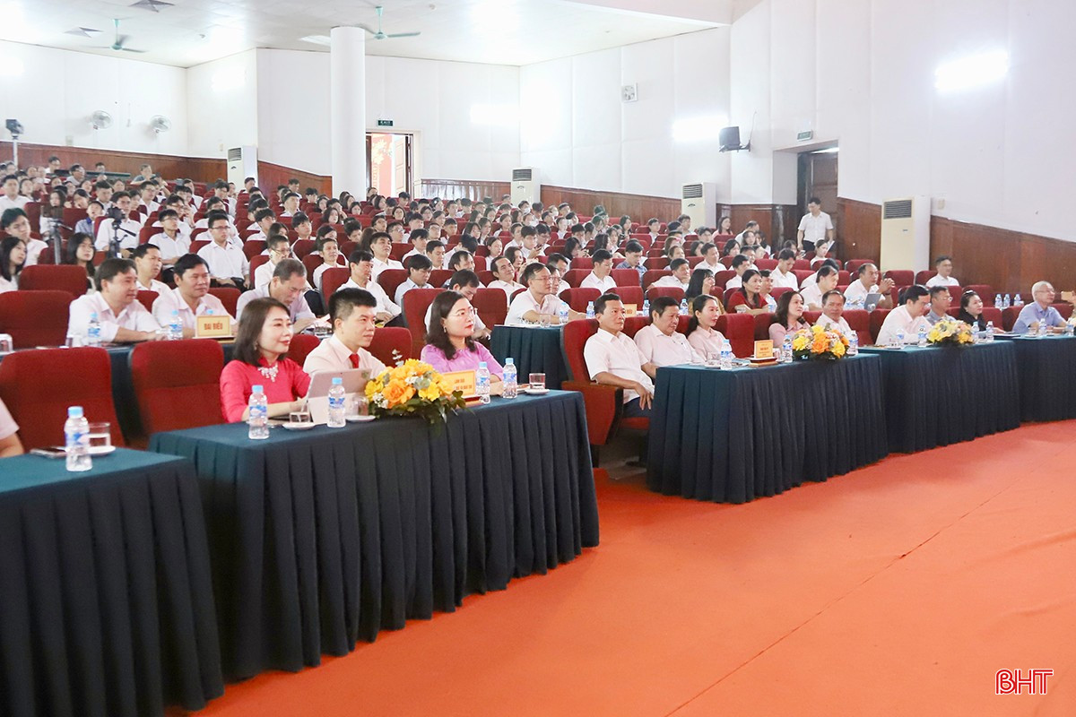 ប្រតិភូចូលរួមពិធី។ Đại biểu tham dự buổi lễ.