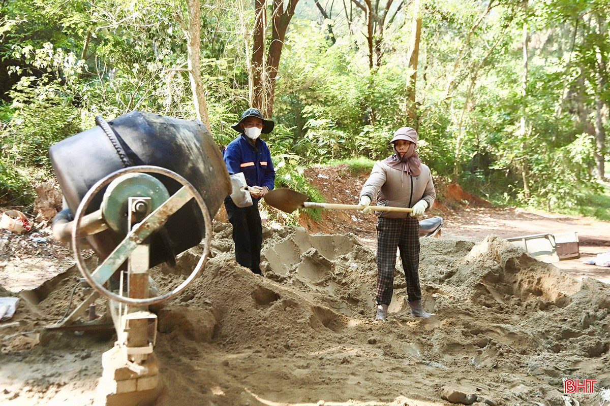 Arbeiterteams der Binh Tai Construction and Trade Company Limited – der Einheit, die für den Bau von mehr als 70 % der Projektgegenstände verantwortlich ist – sind mit vielen Aufgaben beschäftigt. bqbht_br_img-6038-3-copy.jpg