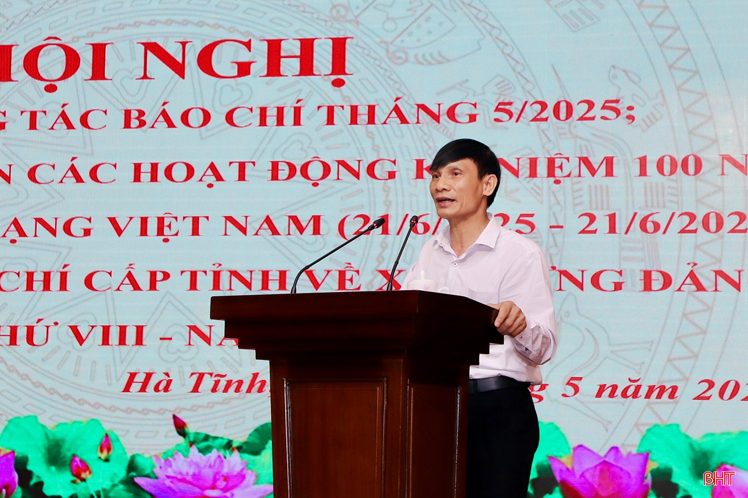 Nhà báo Võ Xuân Báu - Phó Chủ tịch Thường trực Hội Nhà báo tỉnh phát biểu tại hội nghị. bqbht_br_img-9706-2-copy.jpg
