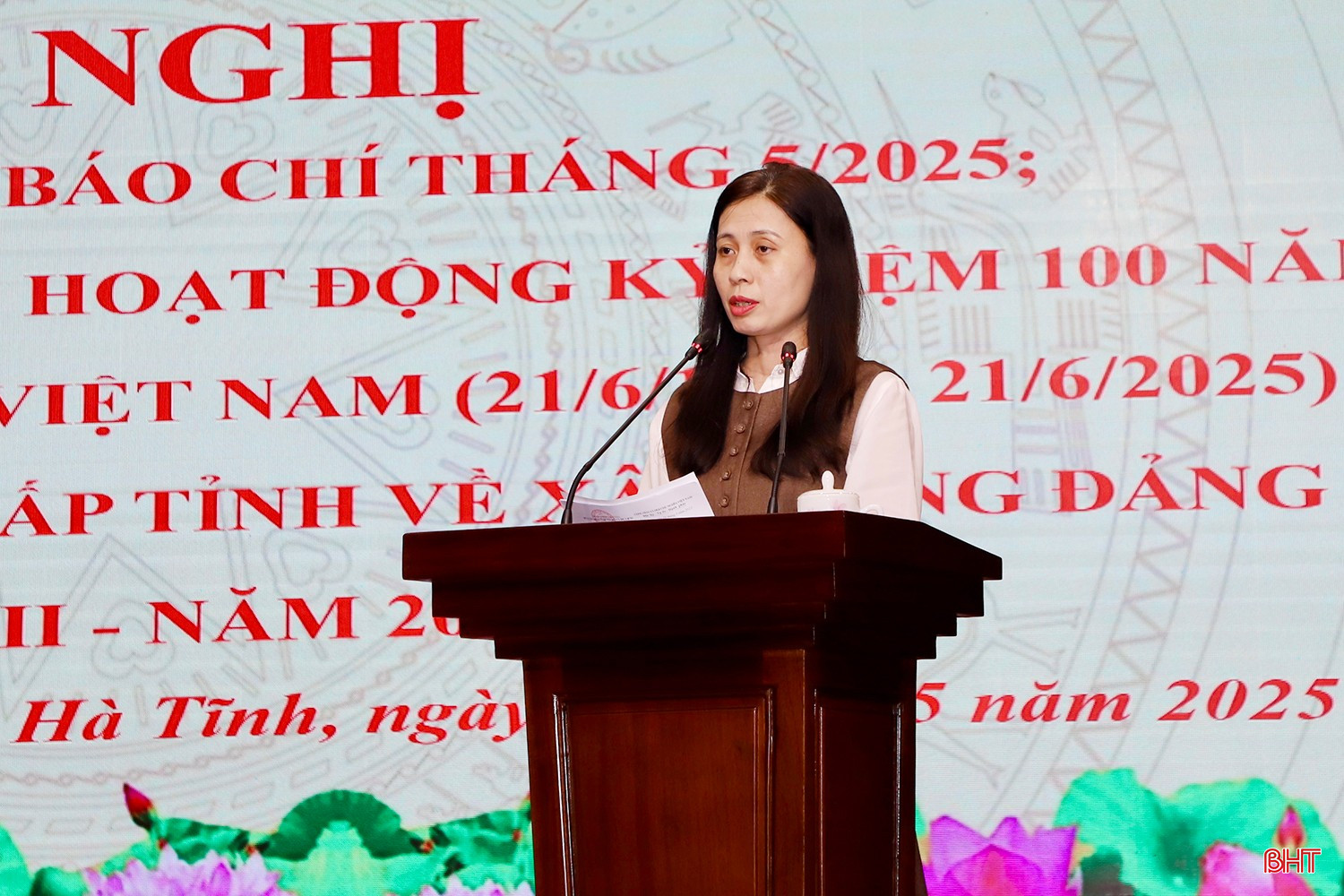 Nhà báo Trương Mai Thủy - Phó Tổng Biên tập Báo Hà Tĩnh chia sẻ một số nội dung tại hội nghị. bqbht_br_img-9703-2-copy.jpg