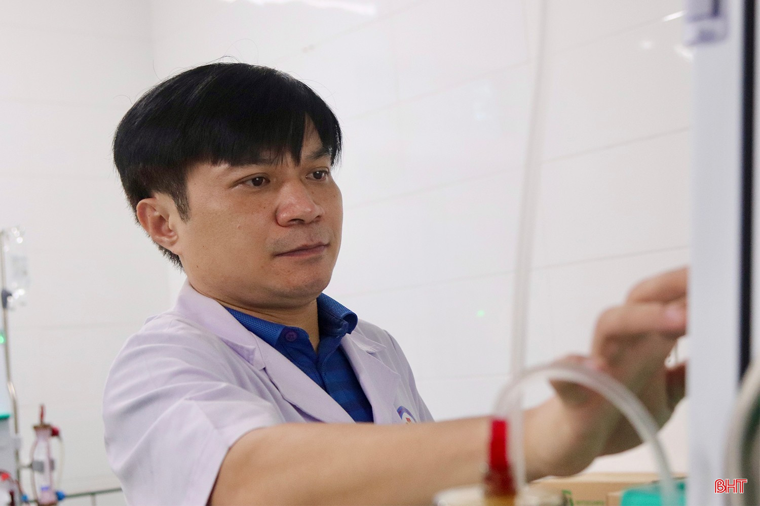 Bác sĩ Kiều Viết Thủy, Trưởng khoa Hồi sức cấp cứu - chống độc đang vận hành máy phục vụ điều trị cho bệnh nhân chạy thận. bqbht_br_img-5967-copy.jpg