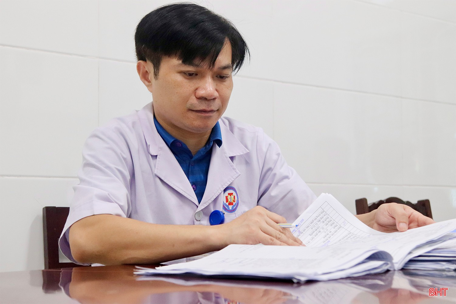 Bác sĩ Kiều Viết Thủy, Trưởng khoa Hồi sức cấp cứu - chống độc luôn nỗ lực học hỏi để nâng cao trình độ chuyên môn. bqbht_br_img-6052-2-copy.jpg