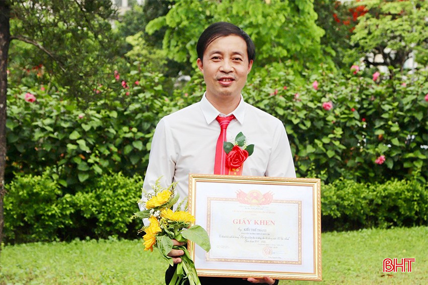 លោក Thanh មានកិត្តិយសក្នុងការទទួលបានប័ណ្ណសរសើរពីគណៈកម្មាធិការបក្សស្រុក Vu Quang សម្រាប់តួនាទីរបស់គាត់ជាគំរូសម្រាប់ការសិក្សា និងធ្វើតាមមនោគមវិជ្ជា សីលធម៌ និងរបៀបរស់នៅរបស់ហូជីមិញ។ bqbht_br_img-9883-copy.jpg