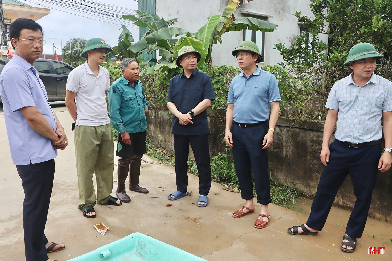 Tại buổi kiểm tra, Bí thư Tỉnh ủy Nguyễn Duy Lâm chỉ đạo huyện Cẩm Xuyên một số nhiệm vụ cấp bách nhằm giảm thấp nhất thiệt hại cho mưa lũ gây ra. bqbht_br_iuuu.jpg
